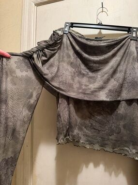 Off-Shoulder Crop Top in Gray/Green Paisley Print